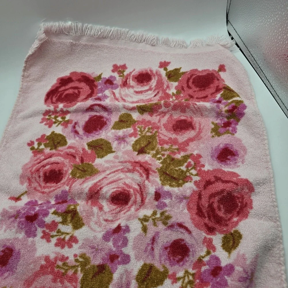 Vintage Fashion Manor Floral Rose  Hand Towel 26x15 &  Pink Red 70s